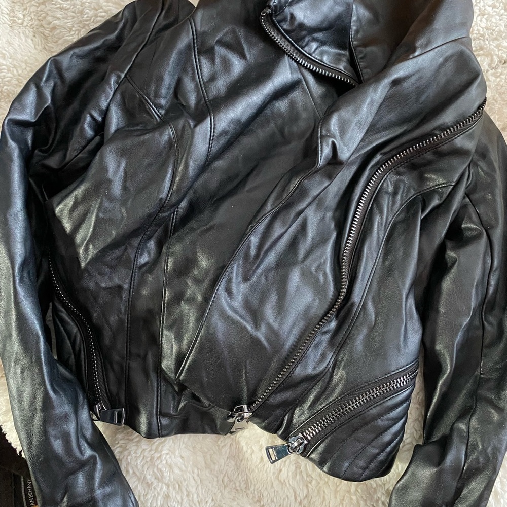 Bebe faux leather zippered fitted jacket sexy and great condition.